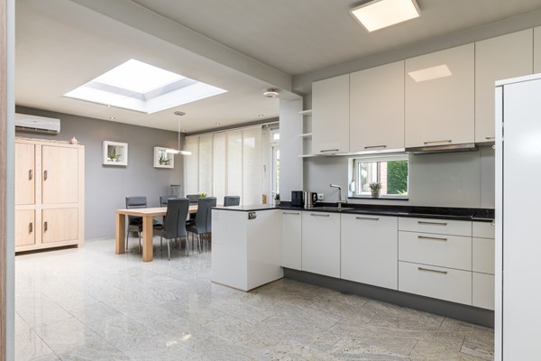 Foto - Te koop: Ruime gemoderniseerde instapklare hoekwoning met veel woonoppervlakte en tuin in de wijk Pronsebroek te Heerlen